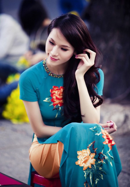 青緑のアオザイを着ているベトナム人女性